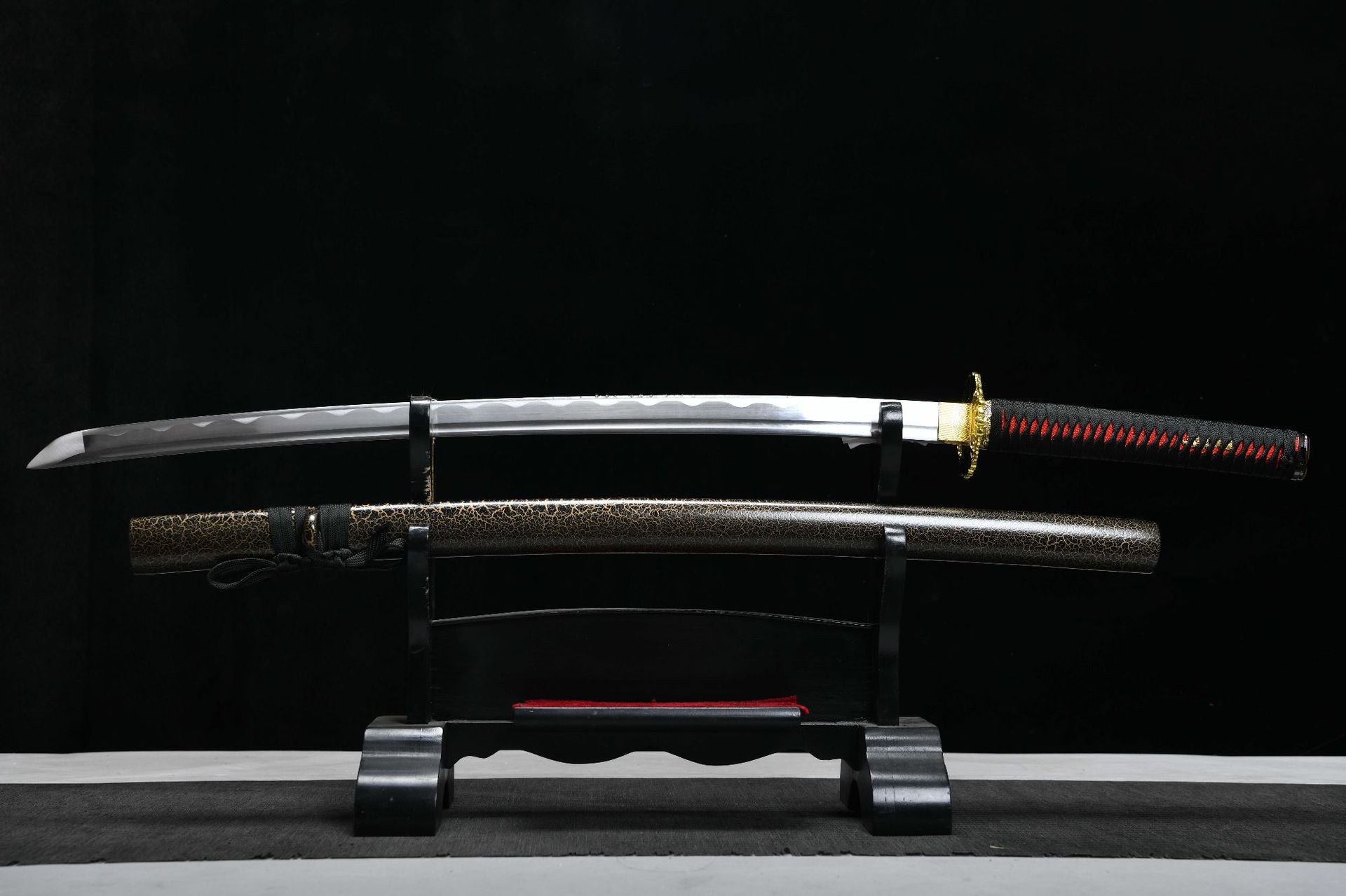 Chrysanthemum-patterned sword