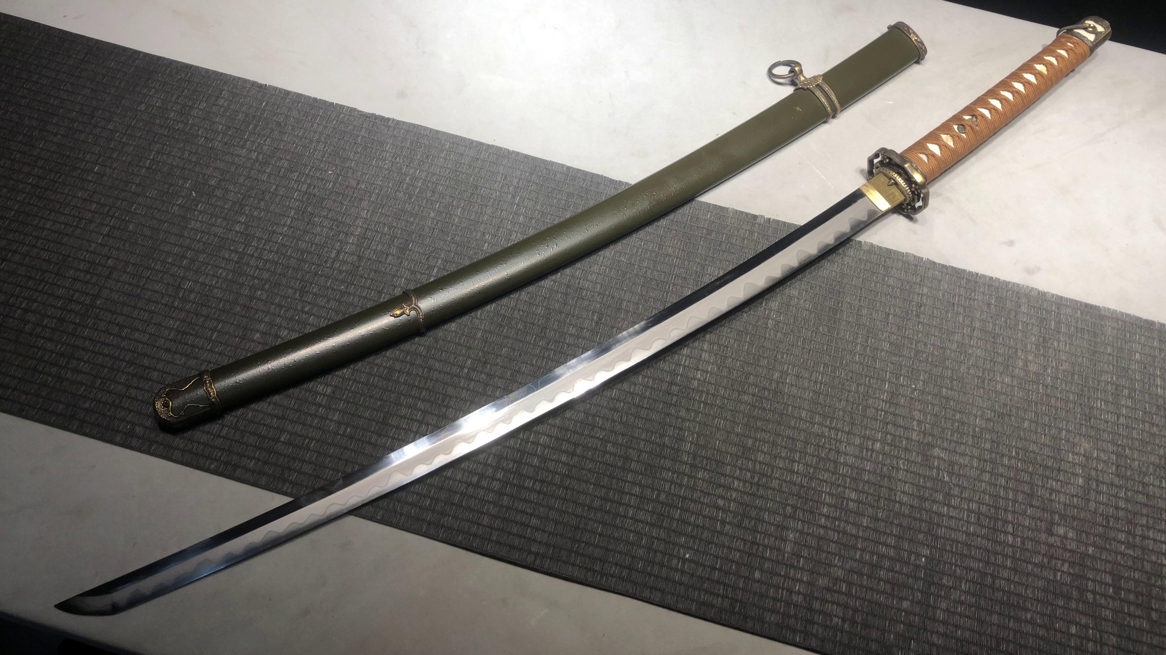 1980 New Handmade Long 26-inch Patterned Steel Burnished Blade Beating Sword Samurai Sword - 98 Saber (Dark Green Sheath)