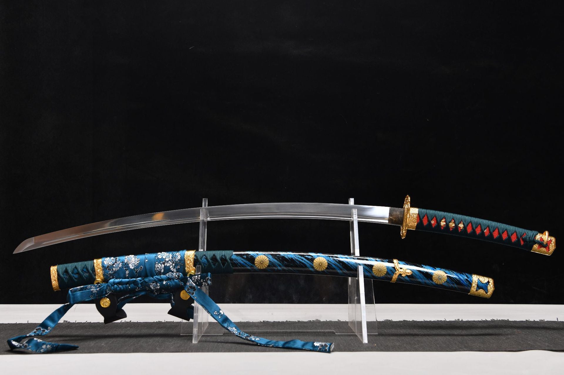 New handcrafted long 26-inch high manganese steel tachi - Chrysanthemum pattern tachi