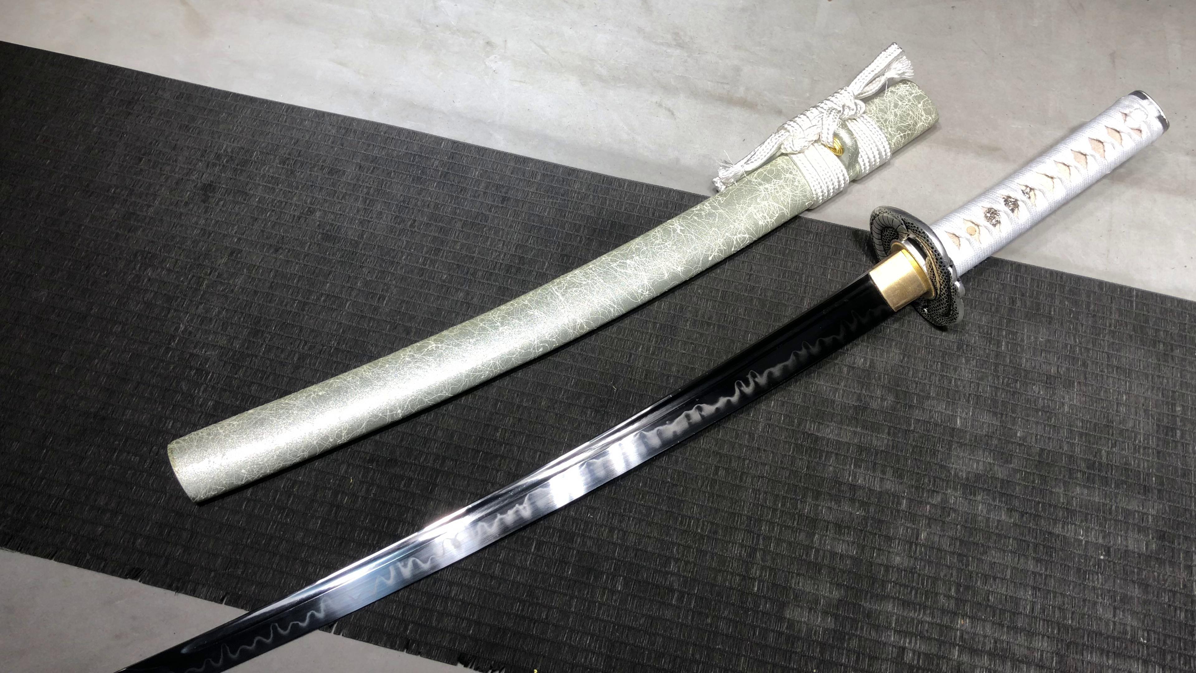 680 New Handmade Medium 20" T10 Burnished Blade Samurai Sword - Python Rib Differences